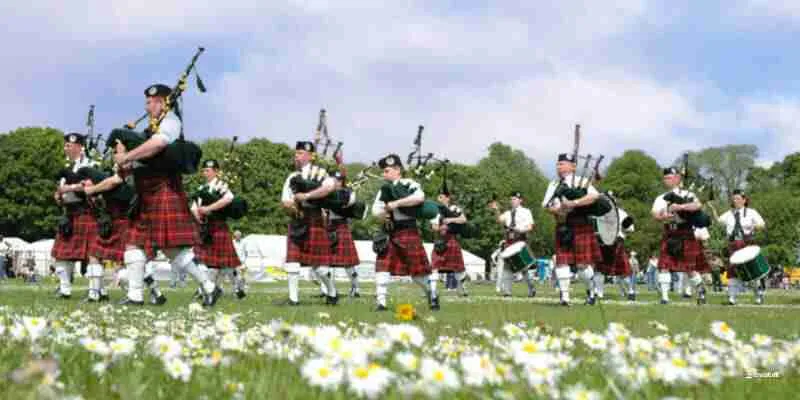 Bagpipers wearing the Fraser clan tartan.