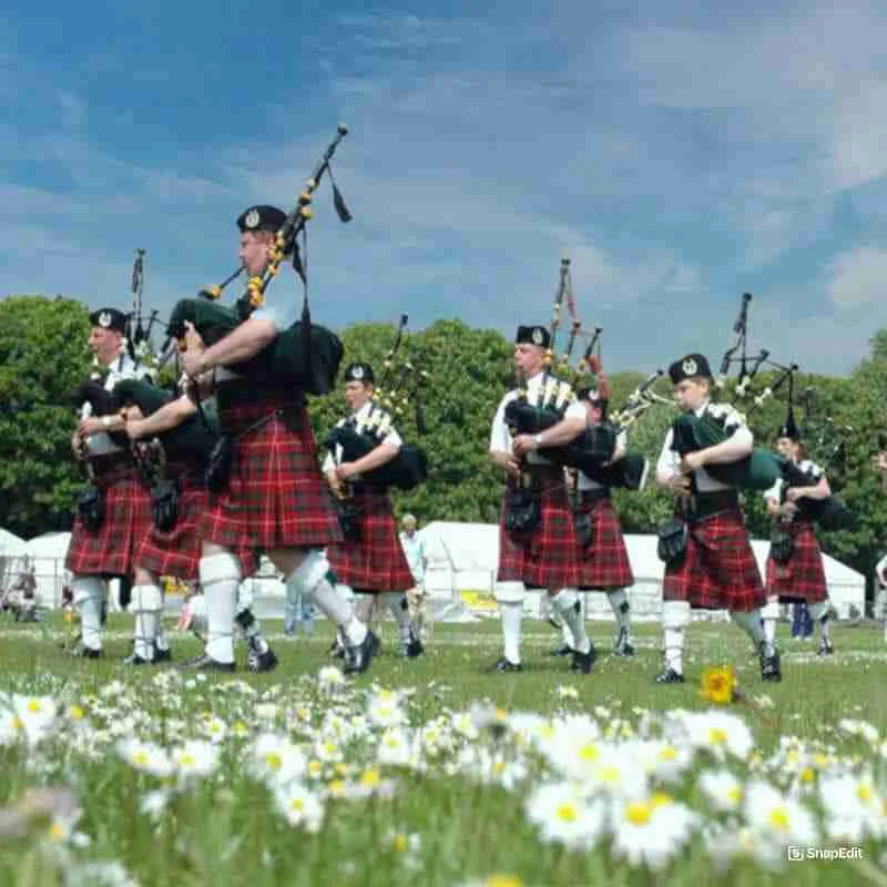 Bagpipers wearing the Fraser clan tartan.